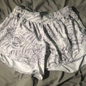 Lululemon low rise 4” hotty hot shorts